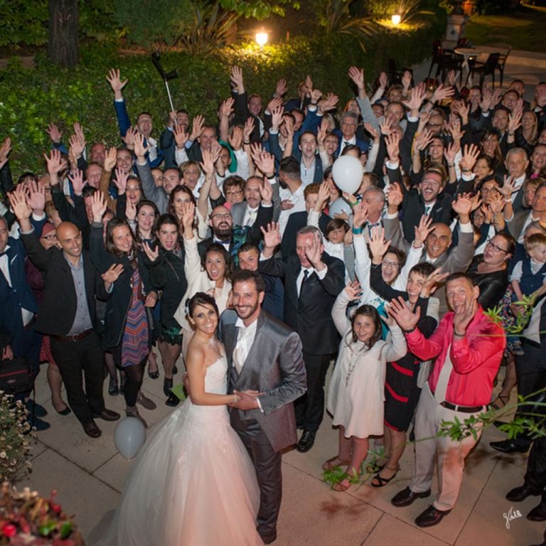Photographe mariage Marseille Germain Verhille - Photo de groupe lors d’un mariage à Marseille, capturant famille et amis réunis avec émotion. Reportage photo mariage Provence, des souvenirs authentiques et naturels. Moment organisé et fluide, essentiel pour un reportage mariage réussi, alliant convivialité et spontanéité.