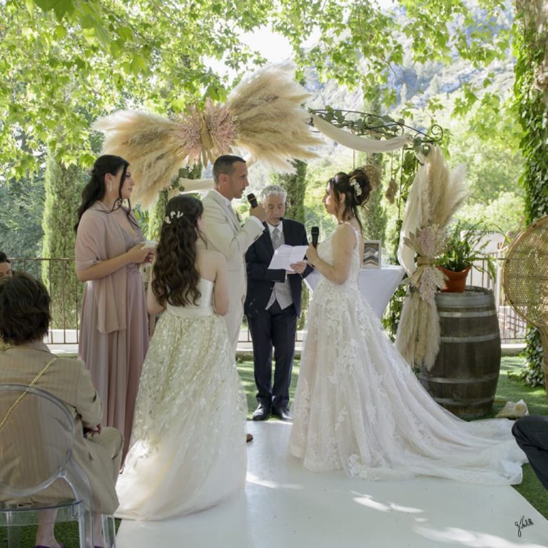 Photo de couple pendant une cérémonie laïque de mariage à Marseille, capturée en lumière naturelle. Reportage photo mariage Provence avec un photographe mariage professionnel à Marseille, privilégiant une approche documentaire et naturelle. Émotions authentiques, souvenirs précieux de célébration mariage en Provence. Photographe mariage Marseille Germain Verhille