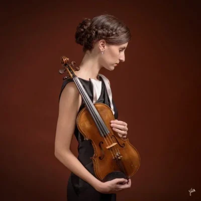 Portrait d'artiste en couleurs d'une violoniste professionnelle, réalisé en studio photo par le photographe Germain Verhille à Marseille. Séance photo portrait professionnelle pour musiciens et artistes.